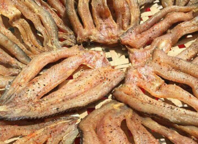 Thị trường đặc sản khu vực phía Nam cũng sôi động trong dịp Tết này. Đây là món khô cá lóc – đặc sản Đồng Tháp đang được nhiều người tìm mua trong mấy ngày cuối năm.