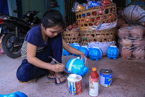 &#34;Đẻ&#34; sòn sòn hàng triệu con heo vàng “giữ của”, cực nhưng lãi khá - 2