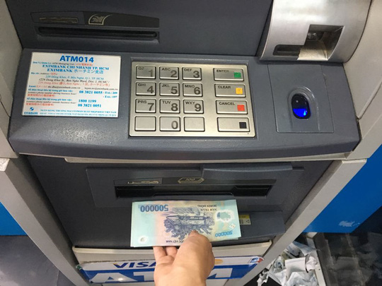 Sẽ xử phạt ngân hàng để máy ATM hết tiền, không hoạt động - 1