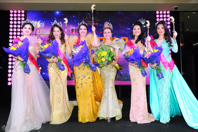 Trương Nhân sánh đôi cùng Nguyên Vũ trao giải cho Tân Hoa hậu Thế giới Doanh nhân 2019 - 1