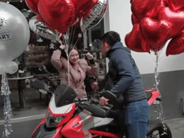 NÓNG: Vợ trẻ chi nửa tỷ mua xe Ducati tặng chồng nhân kỉ niệm ngày cưới