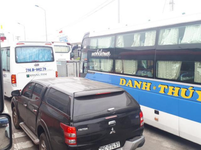 Trạm thu phí BOT Ninh Lộc trên Quốc lộ 1 tê liệt vì tài xế dừng xe