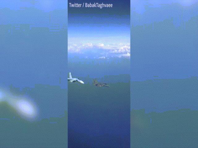 Khoảnh khắc Su-27 Nga “tạt đầu”, áp sát chiến đấu cơ Mỹ vài mét