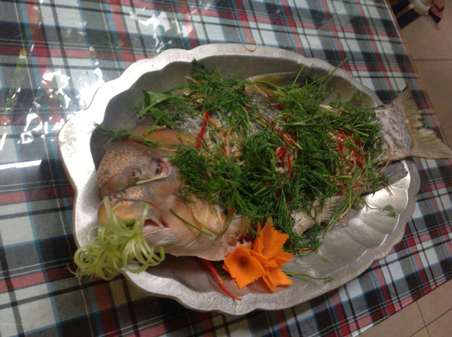 Thịt cá anh vũ được chế biến thành nhiều món như: chả cá, nấu cà ri, cá nướng, hấp...