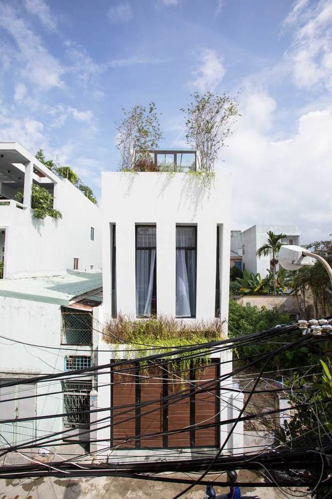 Đây là một ngôi nhà ngỏ nằm sâu trong một con hẻm tại thành phố biển Đà Nẵng.