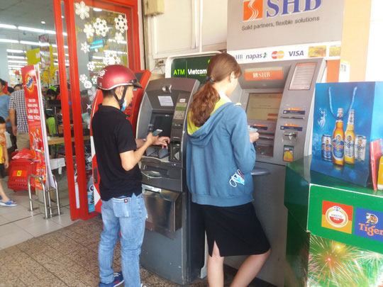 Chật vật rút tiền từ máy ATM ngày cận Tết - 1