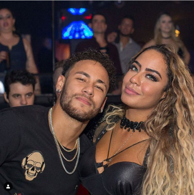 Neymar lỡ hẹn đấu MU vì dớp đen mỹ nữ: Lại gây thêm lùm xùm - 1