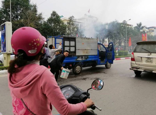 Xe tải chở nồi bánh chưng “vừa đi vừa nấu” bốc cháy nghi ngút trên phố - 2