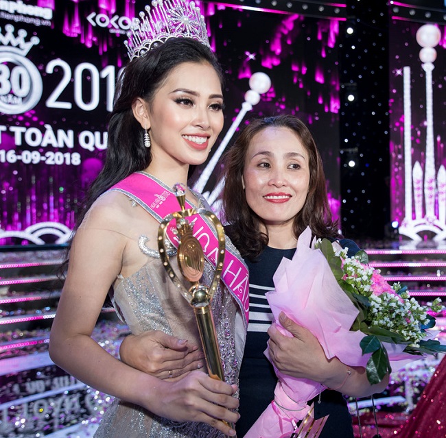 Mẹ ruột của hoa hậu Trần Tiểu Vy tên Huỳnh Trang. Bà là người luôn theo sát con gái trong suốt quá trình cô dự thi Hoa hậu Việt Nam 2018.