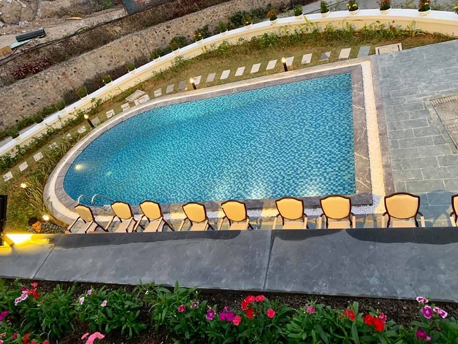 Biệt thự của vợ chồng Trương Tùng Lan còn có 1 bể bơi khá rộng nằm ở sân trước nhà.