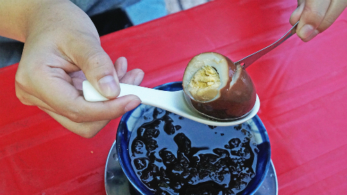 Chè hột gà trà, bánh bao chiên nước - món ăn lạ miệng ở Sài Gòn - 1