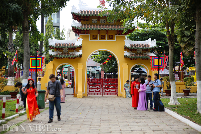 Vào những ngày cuối năm, mọi người đổ xô về Lăng ông bà Chiểu (quận Bình Thạnh) để chụp ảnh ngày Tết.