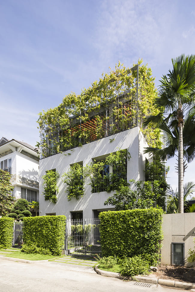 ấn đề nhà ở tại khu vực nhiệt đới luôn là vấn đề đau đầu đối với các nhà thiết kế tại Việt Nam. Gần đây, một ngôi nhà được xây dựng theo dự án “Ngôi nhà cây xanh” đã mang lại một giải pháp hiệu quả cho vấn đề “nhà xanh” tại Việt Nam.