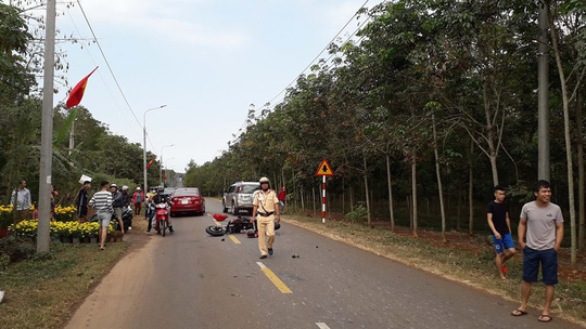 Mô tô lao 130 km/giờ vào xe container, thanh niên... không hề hấn gì! - 2