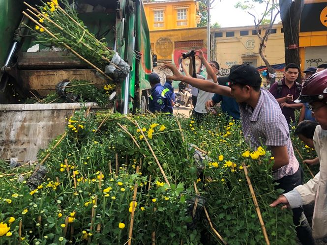 Tiểu thương vứt hàng trăm chậu hoa ế vào xe rác vì sợ &#39;hôi của&#39; - 8