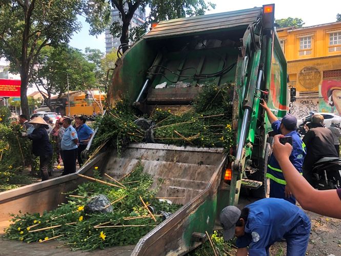 Tiểu thương vứt hàng trăm chậu hoa ế vào xe rác vì sợ &#39;hôi của&#39; - 4