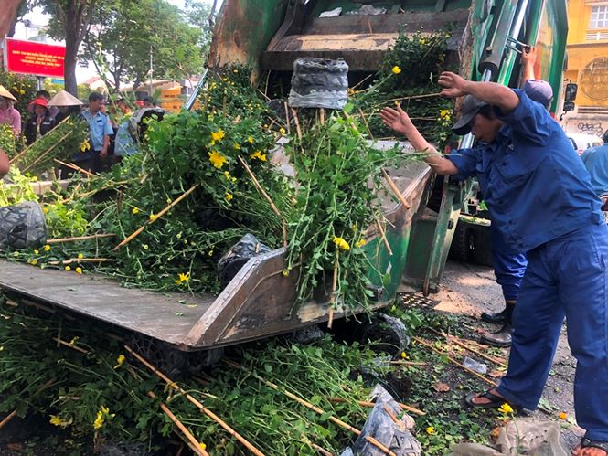 Tiểu thương vứt hàng trăm chậu hoa ế vào xe rác vì sợ &#39;hôi của&#39; - 5