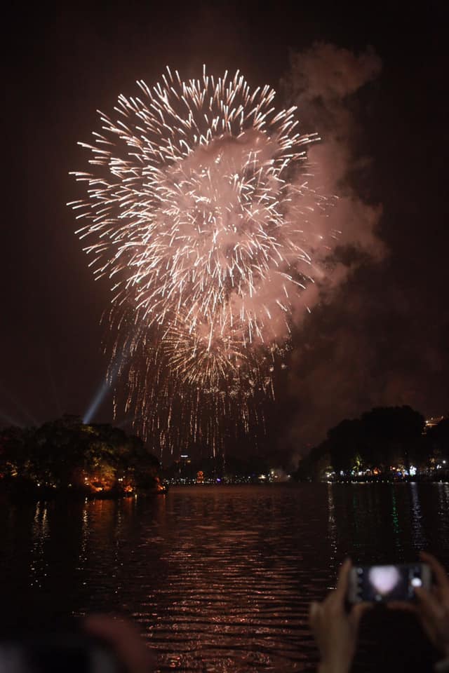 Pháo hoa sáng rực khắp mọi miền Tổ quốc, chào năm mới Kỷ Hợi 2019 - 5