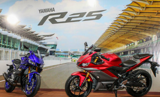 Sau khi xuất hiện tại lễ kỷ niệm 20 năm ra mắt YZF-R1 ở Jakarta, Indonesia vào tháng 10 năm ngoái, 2019 Yamaha YZF-R25 vừa được nhà phân phối Hong Leong Yamaha trình diện tại Malaysia.