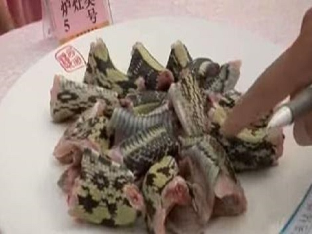 Sốc với video món sashimi rắn vẫn còn &#34;nhảy múa&#34; của người Trung Quốc - 1