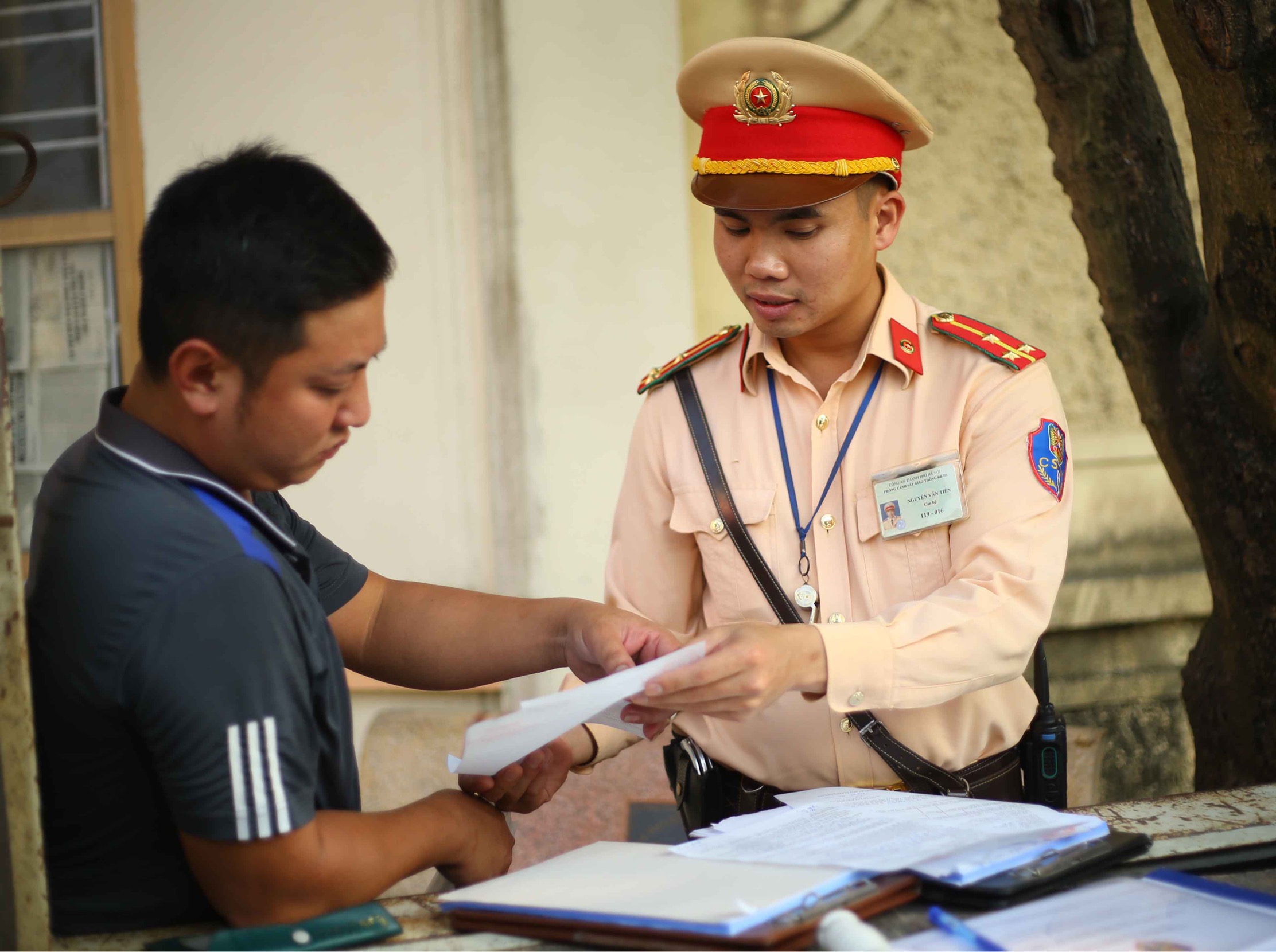 Chiến sĩ CSGT kể giây phút lao vào “biển lửa” cứu 5 người thoát khỏi đám cháy - 2