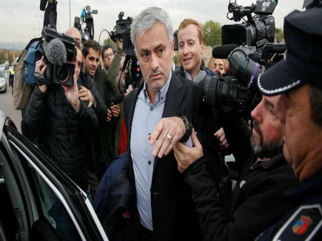 Khốn khổ như Mourinho: Chạy án 59 tỷ đồng, nhận lời cay đắng từ trò cũ
