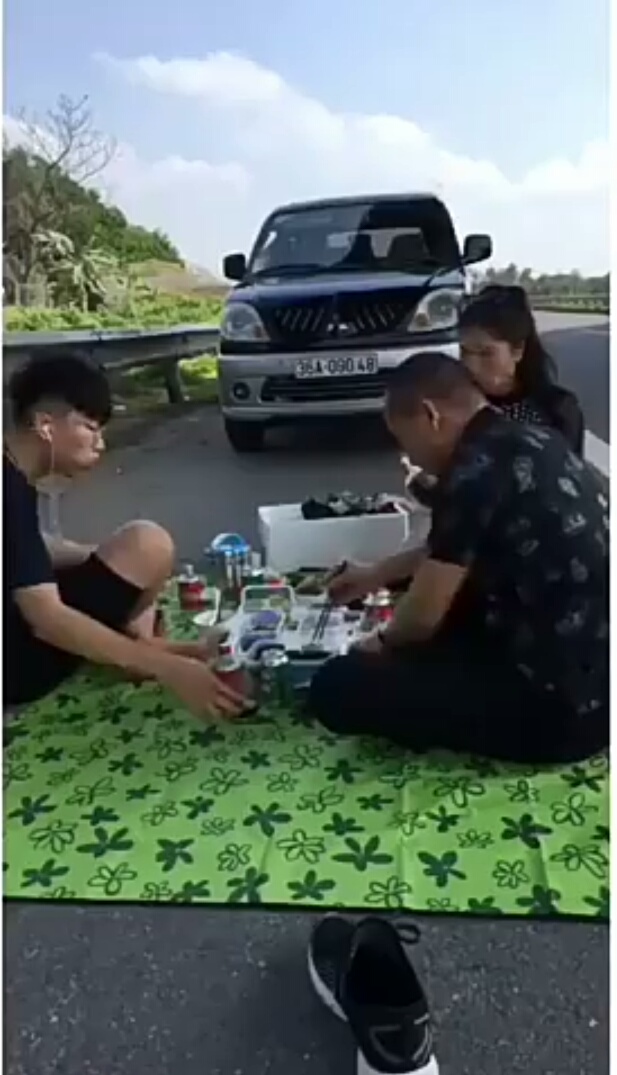 Thông tin mới vụ người đàn ông livestream cảnh ăn nhậu trên cao tốc Nội Bài - Lào Cai - 1