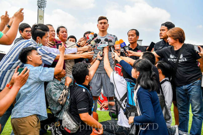 Văn Lâm gây sốt truyền thông Thái Lan: &#34;Bay lượn&#34; sân tập ra mắt Muangthong - 4