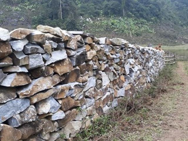 Kỳ lạ tường rào đá ”1-0-2” của người Mông ở thung lũng Sài Khao