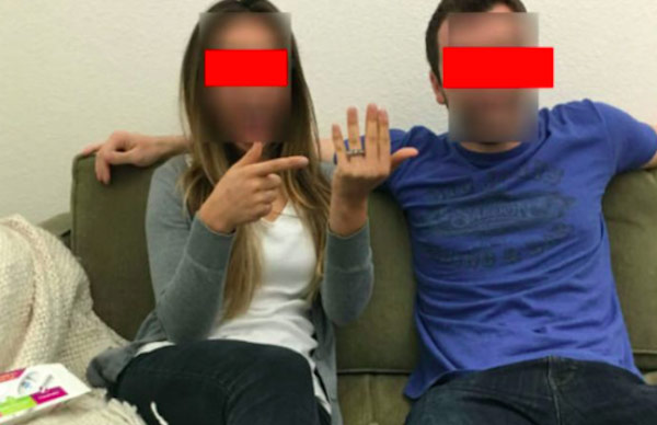Cặp đôi vô tình tiết lộ bí mật qua bức ảnh chiếc nhẫn đính hôn - 1