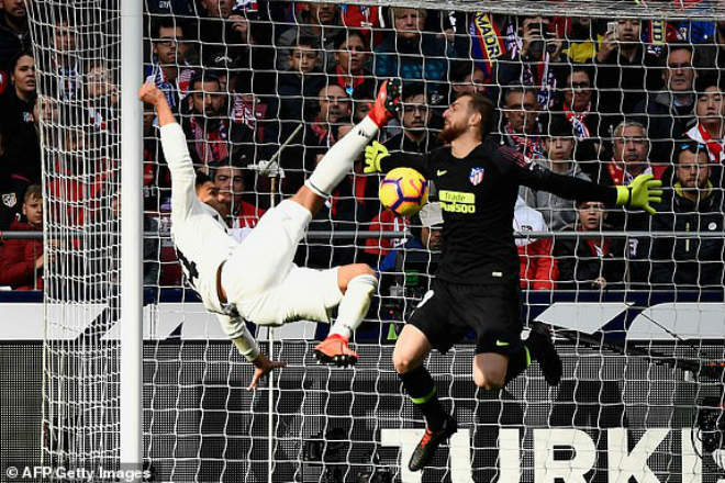 Atletico Madrid - Real Madrid: Tưng bừng siêu phẩm, nghiệt ngã vì VAR - 1