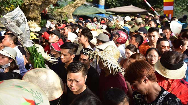 Bế trẻ con chen lấn, “đánh đu” trên tường rào vào cúng lễ ở chùa Hương - 2