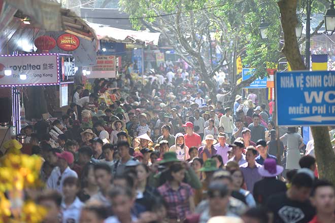 Bế trẻ con chen lấn, “đánh đu” trên tường rào vào cúng lễ ở chùa Hương - 1