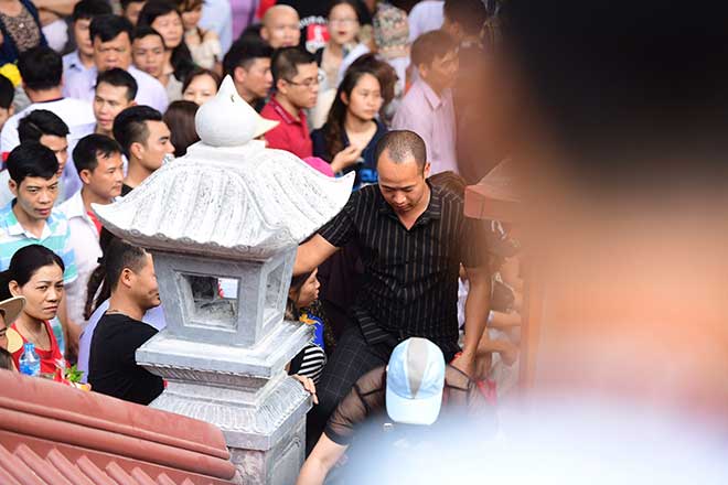 Bế trẻ con chen lấn, “đánh đu” trên tường rào vào cúng lễ ở chùa Hương - 8