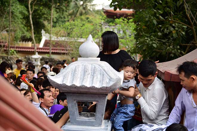 Bế trẻ con chen lấn, “đánh đu” trên tường rào vào cúng lễ ở chùa Hương - 10