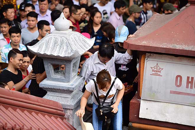 Bế trẻ con chen lấn, “đánh đu” trên tường rào vào cúng lễ ở chùa Hương - 7