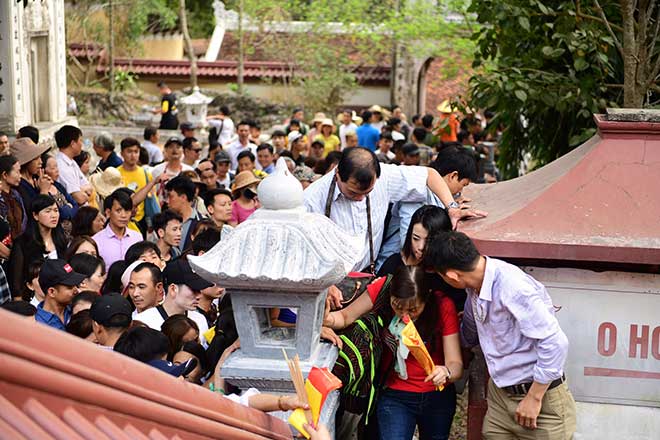 Bế trẻ con chen lấn, “đánh đu” trên tường rào vào cúng lễ ở chùa Hương - 6