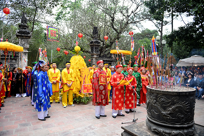 Già trẻ, lớn bé chen lấn, tranh giành hoa tre trong hậu cung ở hội Gióng - 1