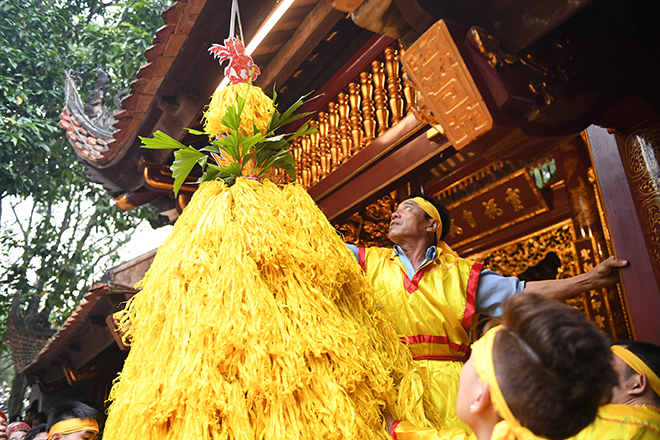 Già trẻ, lớn bé chen lấn, tranh giành hoa tre trong hậu cung ở hội Gióng - 2