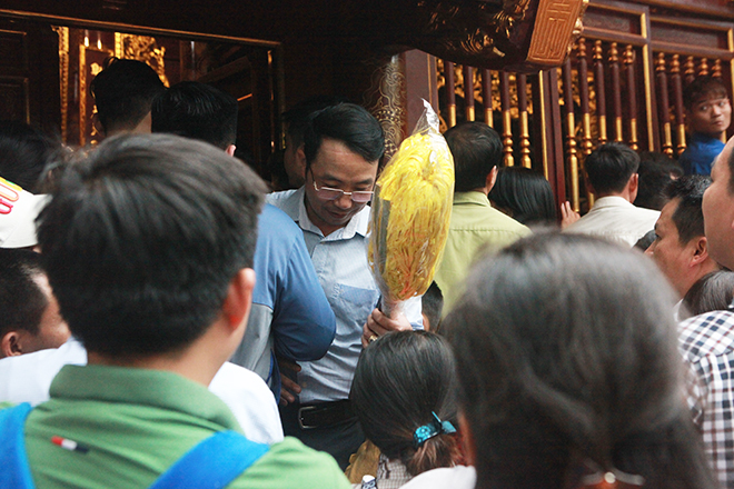 Già trẻ, lớn bé chen lấn, tranh giành hoa tre trong hậu cung ở hội Gióng - 4