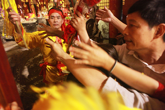 Già trẻ, lớn bé chen lấn, tranh giành hoa tre trong hậu cung ở hội Gióng - 9