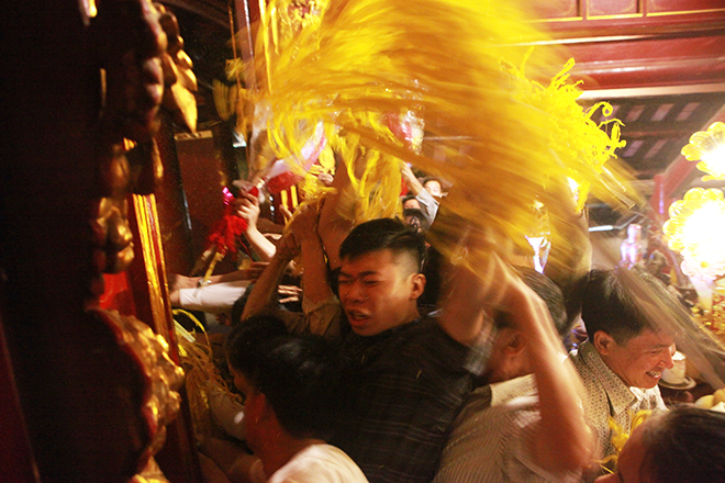 Già trẻ, lớn bé chen lấn, tranh giành hoa tre trong hậu cung ở hội Gióng - 10