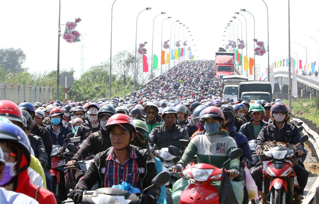 Trở lại Sài Gòn sau Tết, người dân như &#34;hóa điên&#34; vì kẹt xe - 1