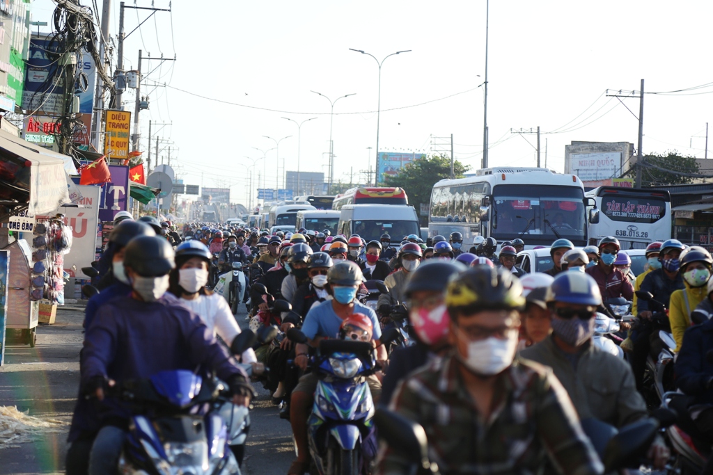 Trở lại Sài Gòn sau Tết, người dân như &#34;hóa điên&#34; vì kẹt xe - 6