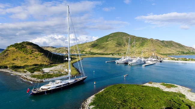 Trong năm năm gần đây, số lượng du thuyền đến St. Kitts ngày một tăng, trong đó có tàu du lịch dài 96 mét tên Limitless của tỷ phú người Mỹ Leslie Wexner và tàu tên Andromeda Dea của tỷ phú Darby.