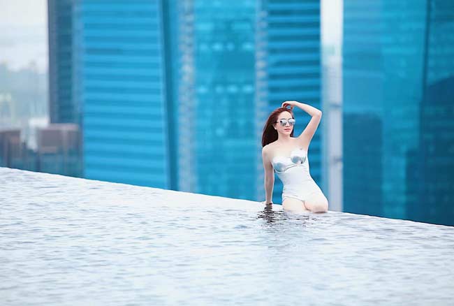 Bảo Thy cũng khiến người hâm mộ phát cuồng khi khoe body trắng nõn trong bộ trang phục áo tắm tại kỳ nghỉ ở Singapore.