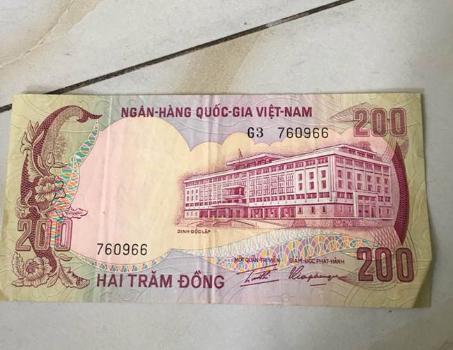 Trên mỗi đồng tiền đều được ký tên Bộ trưởng Bộ tài chính lúc bấy giờ là ông Phạm Văn Đồng và ông Lê Văn Hiến sau này. Cùng với chữ ký của Bộ trưởng tài chính là chữ ký của Giám đốc Ngân hàng khối Trung ương.