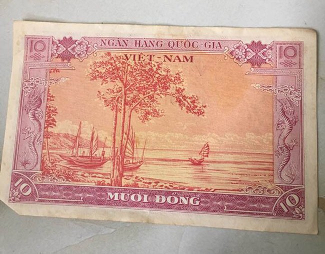 Một mặt của đồng tiền giấy mệnh giá 10 đồng của Mặt trận Dân tộc Giải phóng miền Nam Việt Nam.