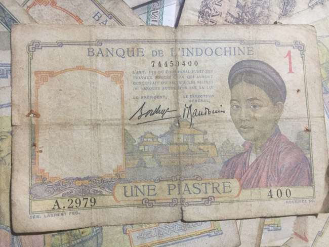 Một tờ bạc Đông Dương từ những năm 1881 cũng xuất hiện trong phiên chợ “Âm phủ” này