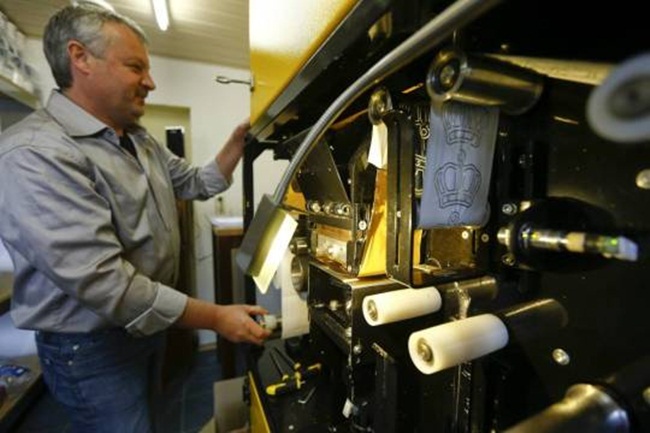 Nhiều người sẽ choáng khi biết về sản phẩm giấy vệ sinh có in họa tiết vàng. Mỗi cuộn có giá 179 Euro (~4,7 triệu đồng).
